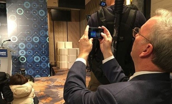 那些偷偷使用 iPhone 的科技大佬们，别人家的“饭”更香吗苹果手机创始人「那些偷偷使用 iPhone 的科技大佬们，别人家的“饭”更香吗」
