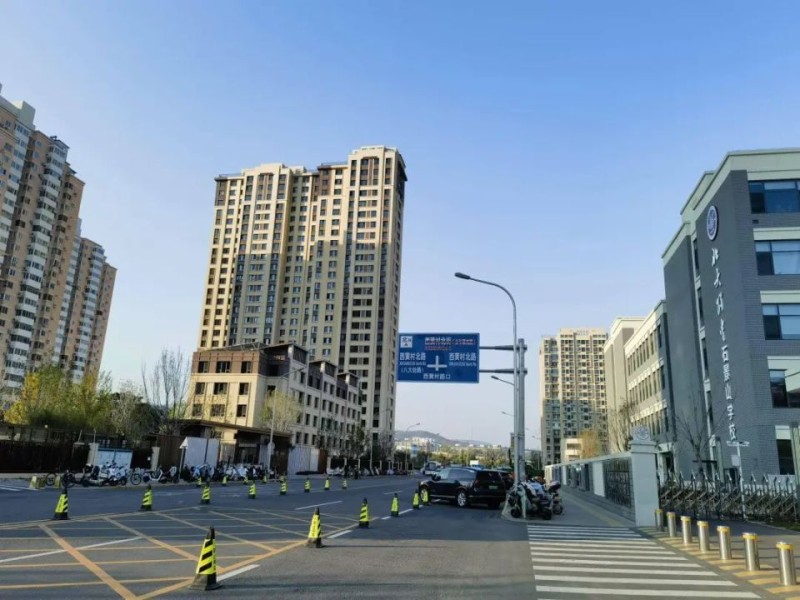 北京一小区入住两年，出门只有“断头路”！何时能修好？