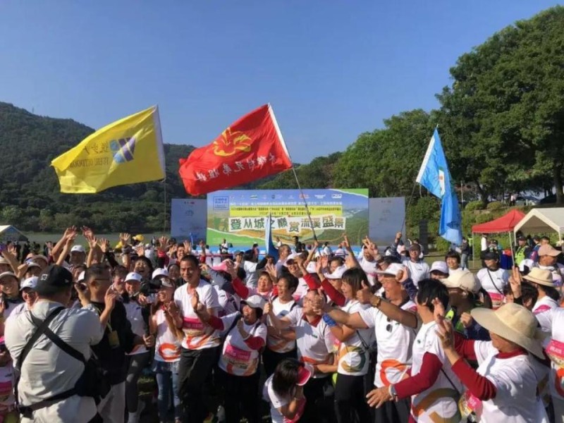 体彩护航2000余人登山健身，共赏广州从化“风门仙迹”