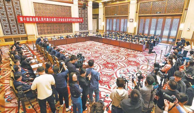 北京市代表团开放团组，回答中外记者提问