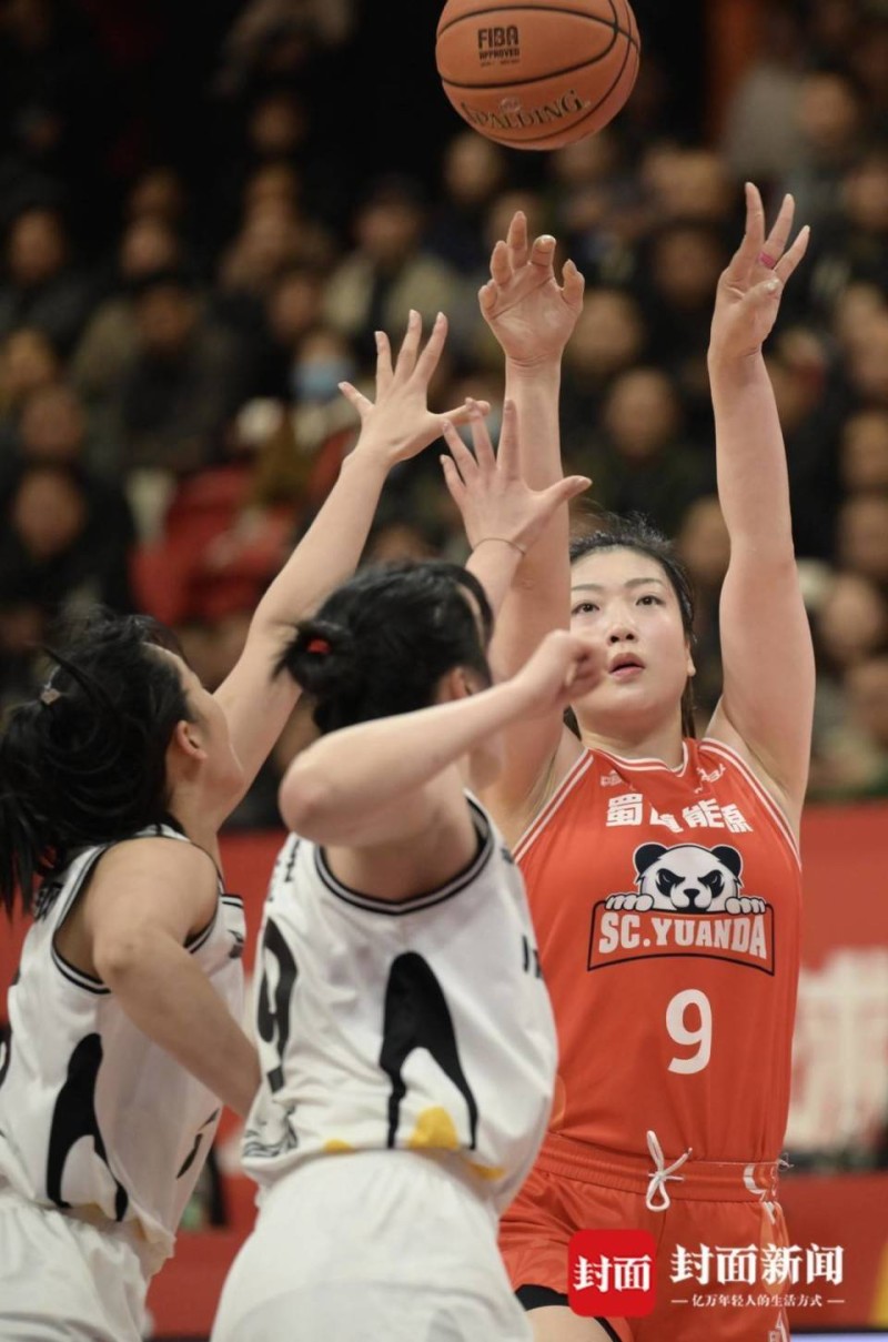 琼斯主场首秀  四川女篮“破百”大胜江苏