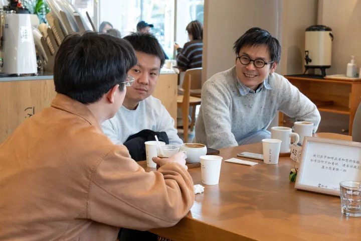 喝了杯咖啡，00后小伙拿到50万投资！杭州这家店，每周四“很疯狂”