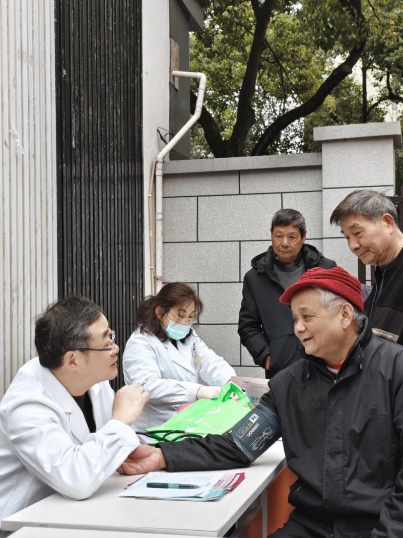 信泰保险携手社区，共筑养老新防线