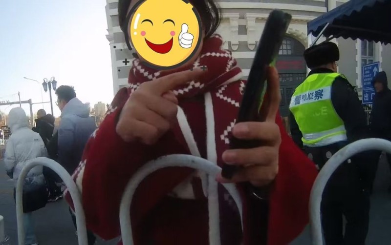手机失而复得，游客大赞“北京警察上大分了”