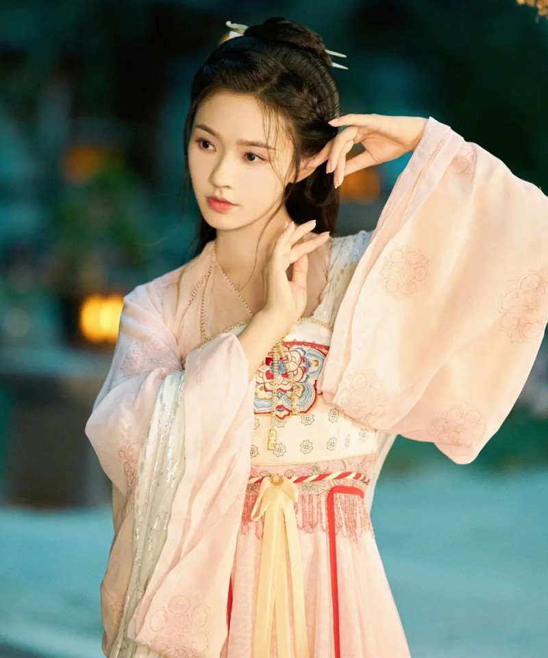 同样出演逃婚新娘，28岁的林允与29岁的虞书欣对比，差别很明显