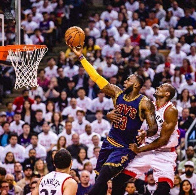 NBA五大“非人类”瞬间：纳什平躺后仰，詹姆斯背人上篮！