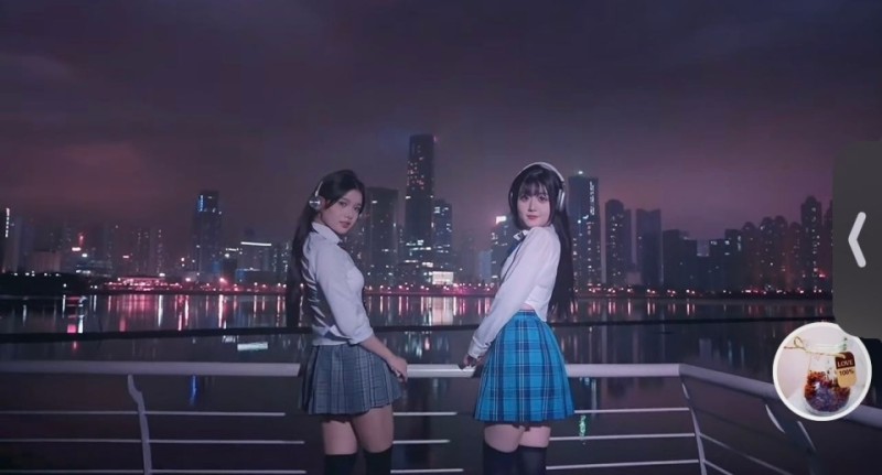 藏着小说里的A市，武汉一湖边公园人流增加：水面上下近百栋高楼同框，形成星光幕布墙