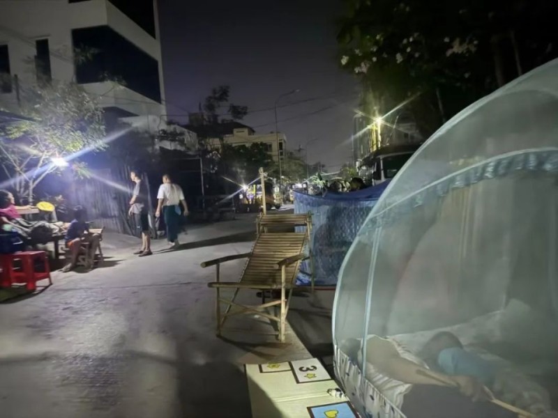华人在震区的12小时：被震醒后感觉整个房子在甩，人都要被甩飞了