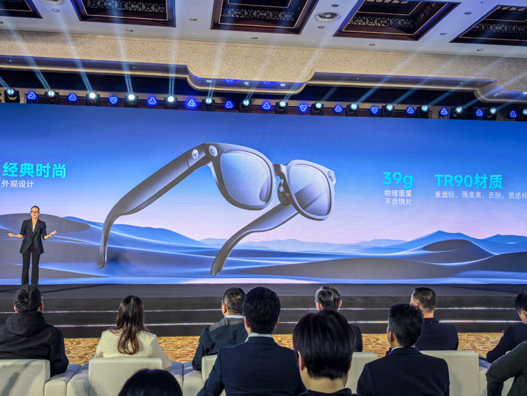 雷神发布新一代AI智能眼镜：深度融合DeepSeek等模型，重量仅39克