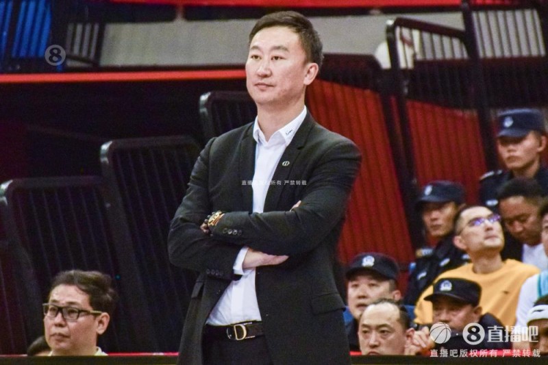 明天热闹了！青岛男篮宣布首轮G1迎战浙江男篮的球票已全面售罄