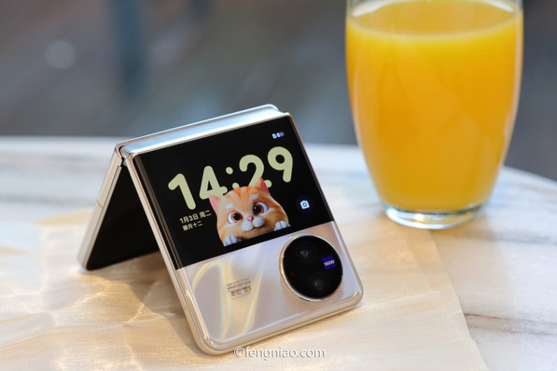 小折叠大外屏更易用 vivo X Flip纵向折叠屏手机评测迷你小手机「小折叠大外屏更易用 vivo X Flip纵向折叠屏手机评测」