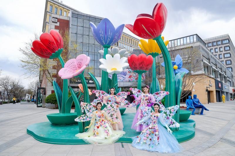 从巨型花朵装置到馥郁花径、从高人气剧目到原创市集，中粮·祥云小镇2025春季风车季本周末启幕。北京青年报记者了解到，风车季持续至5月18日，将为京津冀消费者呈现兼具美学价值与体验深度的沉浸式春游目的地
